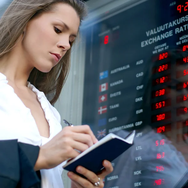 Joven atractiva mujer de negocios — Foto de Stock