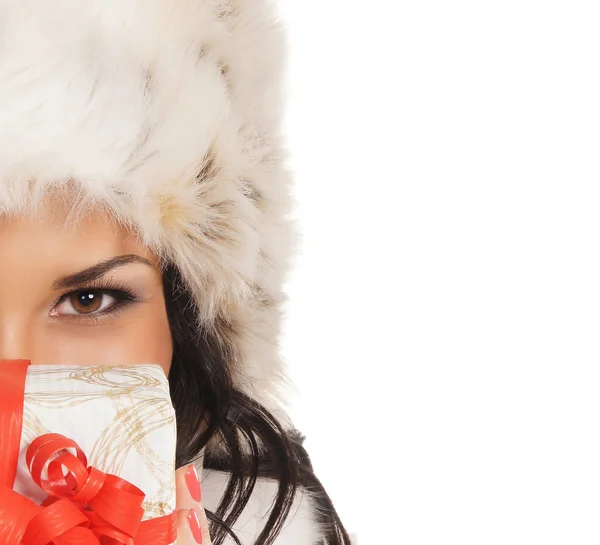 Mujer joven y hermosa sosteniendo un bonito regalo de Navidad sobre —  Fotos de Stock