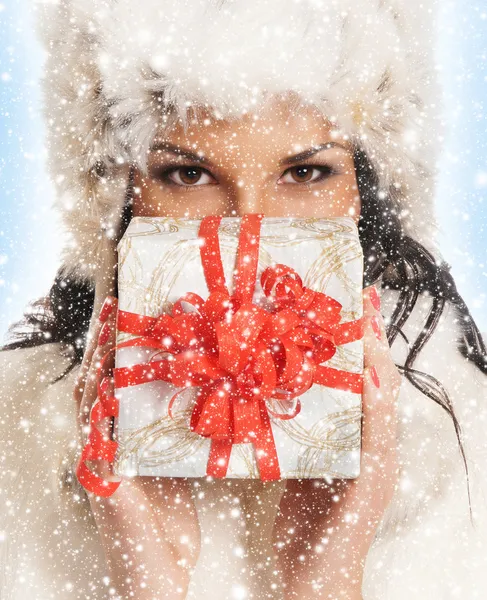 Mladá a krásná žena, držící pěkný vánoční dárek nad — Stock fotografie