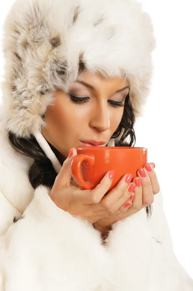 Mujer joven y hermosa con una taza roja aislada en blanco —  Fotos de Stock