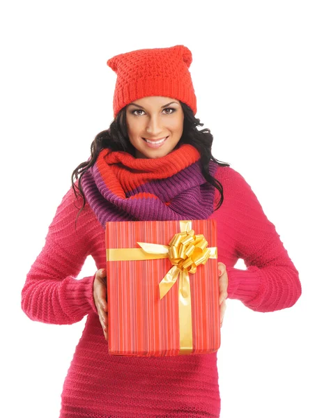 Mujer joven y hermosa sosteniendo un bonito regalo de Navidad sobre fondo blanco — Foto de Stock