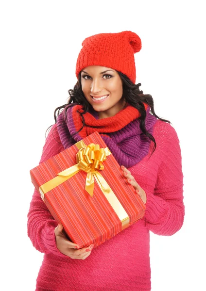 Молода і красива жінка тримає гарний різдвяний подарунок на білому тлі Стокова Картинка