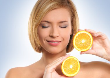 portre oy genç ve sağlıklı kadın portakal ile