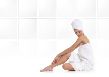 kaplıca tedavisi üzerinde beyaz izole almak çekici genç bir kadın