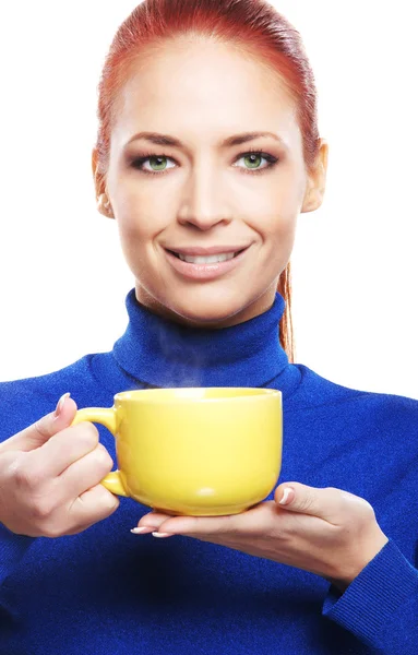 Mujer joven con la taza de té — Foto de Stock