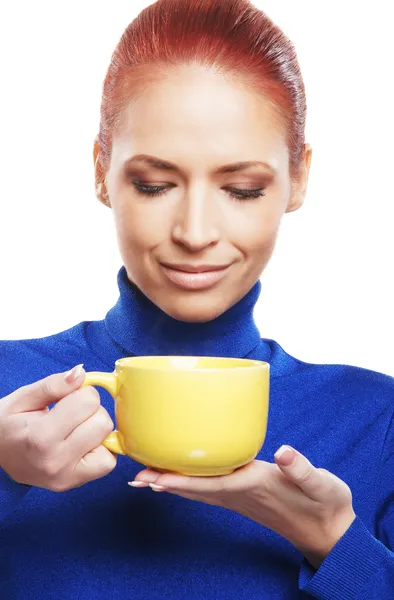 Jeune femme avec la tasse de thé — Photo