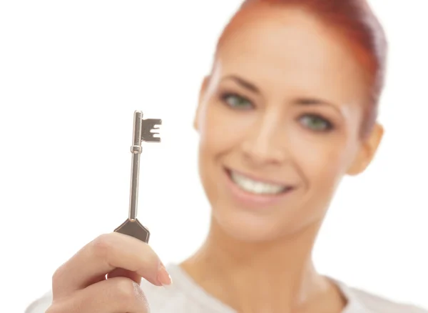 Jeune femme attrayante avec la clé — Photo