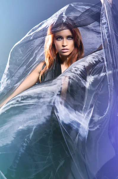 Jovem mulher atraente em seda de sopro — Fotografia de Stock