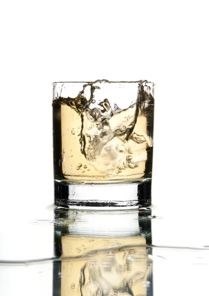 Красиві бризки льоду в склянці — стокове фото