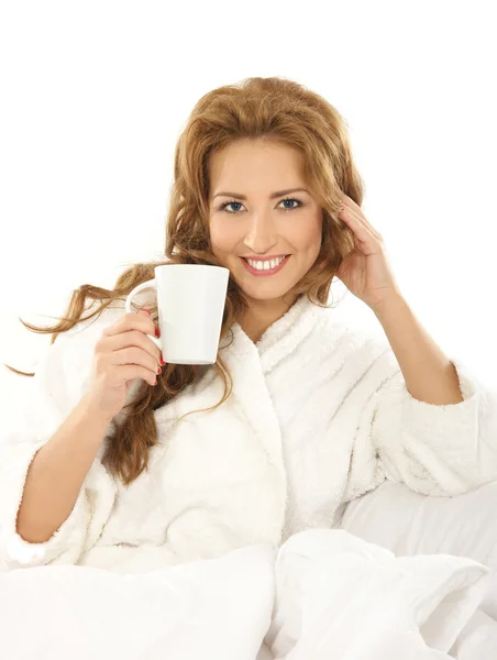 タオルで若い魅力的な女性がコーヒーを飲む — ストック写真