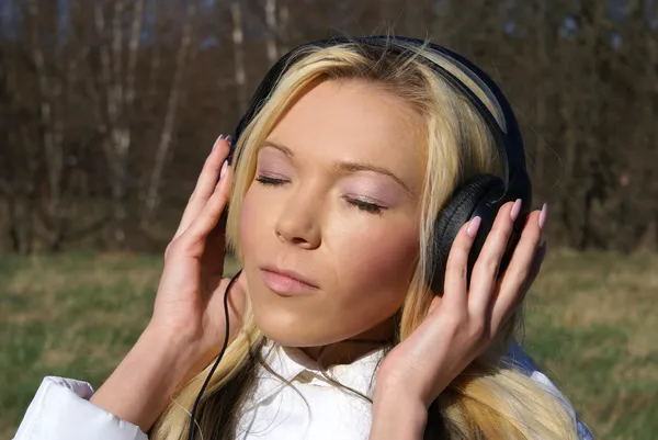 Flicka som lyssnar på musik — Stockfoto
