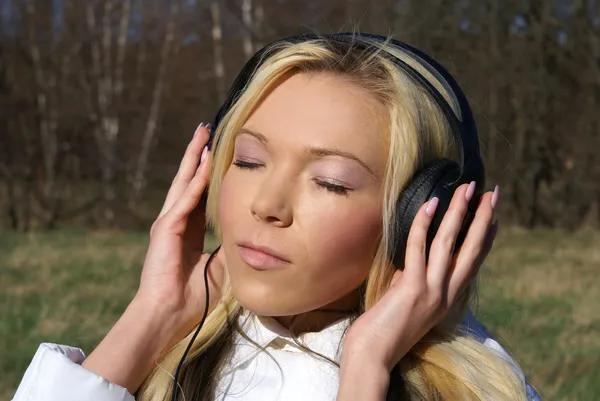 Chica escuchando la música — Foto de Stock