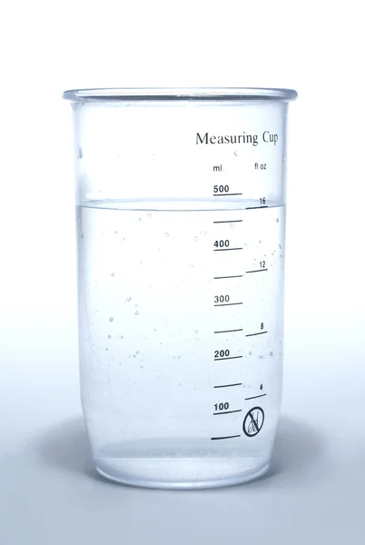 Измерительная чаша на белом — стоковое фото