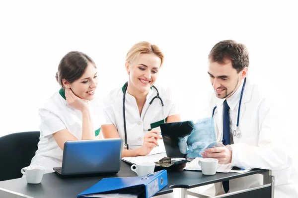 Grupp av medicinska arbetstagare diskutera i office — Stockfoto