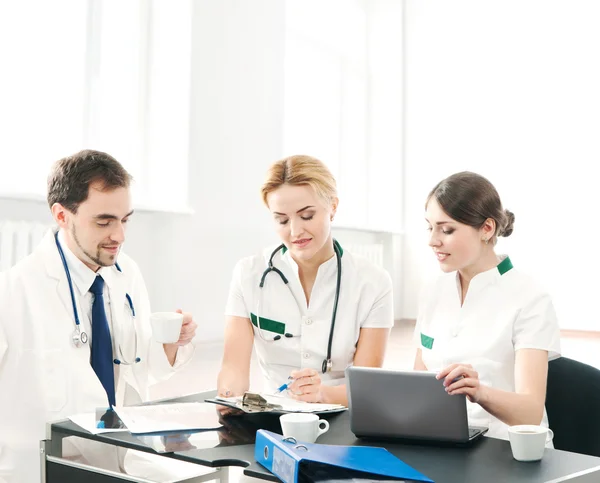 Group of medical workers discussing in office — Stock Photo, Image