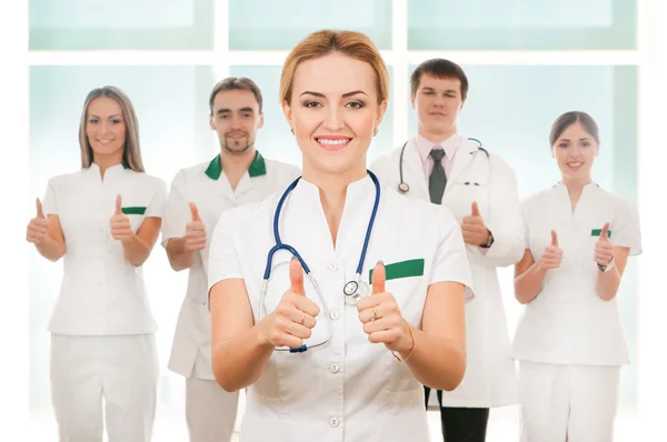 Equipo de trabajadores médicos jóvenes e inteligentes — Foto de Stock