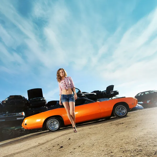 Texas styl obrazu z seksowną dziewczyną i klasyczny amerykański samochód — Zdjęcie stockowe