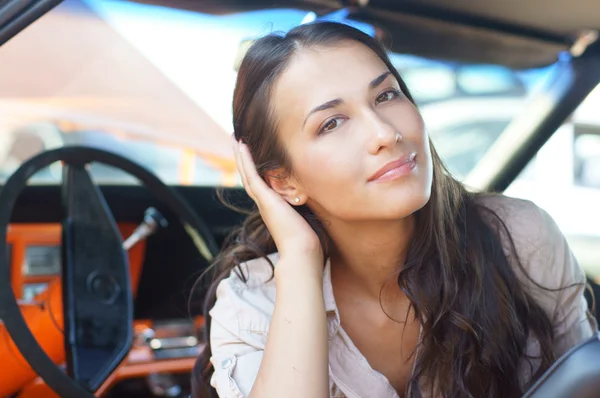 Portret młoda atrakcyjna kobieta w samochodzie — Zdjęcie stockowe