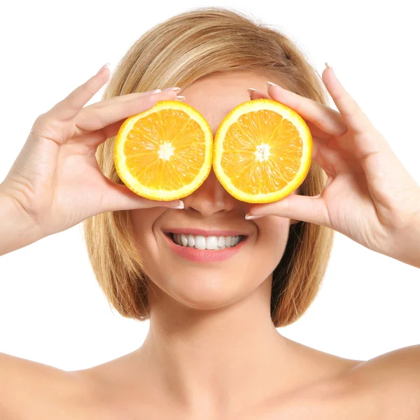 Retrato oy mujer joven y saludable con naranja — Foto de Stock