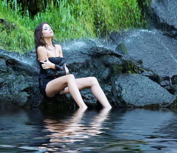 Menina jovem e bonita de biquíni tomando banho em uma cachoeira — Fotografia de Stock