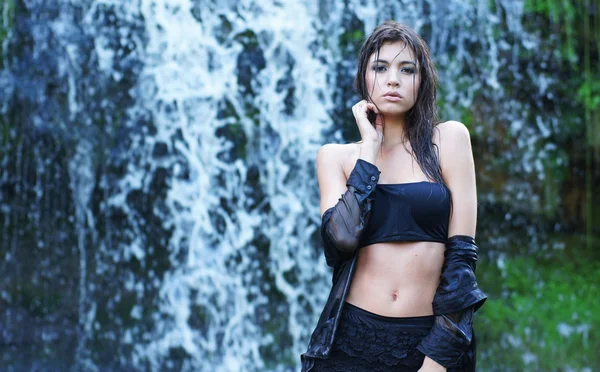 Menina jovem e bonita de biquíni tomando banho em uma cachoeira — Fotografia de Stock