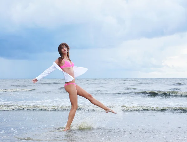 Sexy vrouw in zwembroek op het strand — Stockfoto