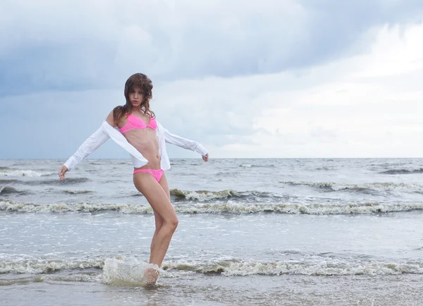 Mujer sexy en traje de baño en la playa — Foto de Stock