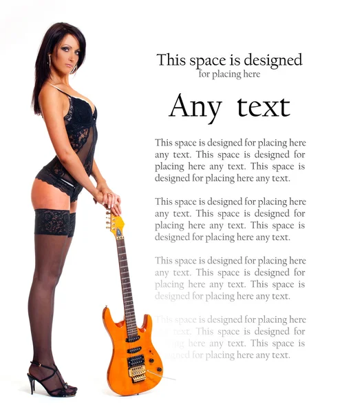 Brune sexy avec la guitare — Photo