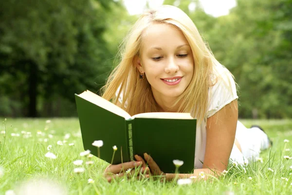 Молодая красивая девушка читает — стоковое фото