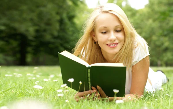 Jovem menina bonita leitura — Fotografia de Stock