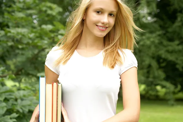 Menina bonita nova com alguns livros — Fotografia de Stock