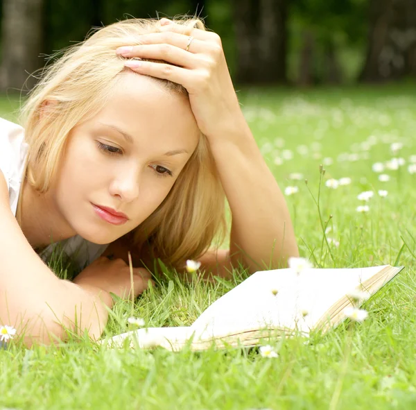 Joven hermosa chica leyendo — Foto de Stock