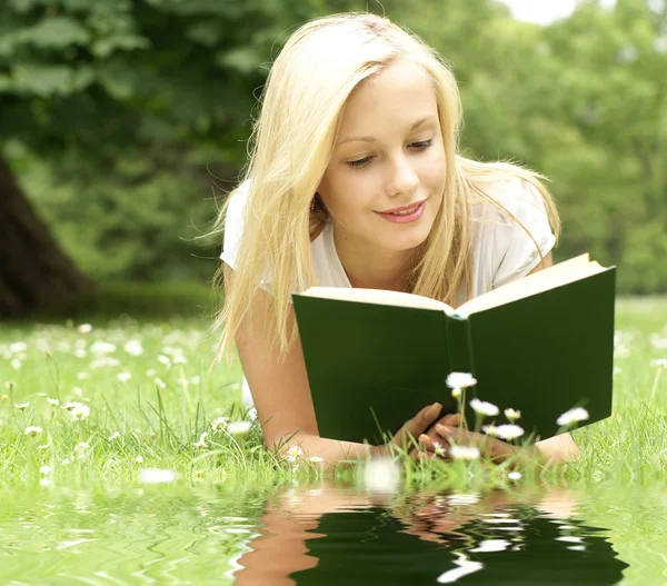 Fiatal gyönyörű lány, olvasás — Stock Fotó
