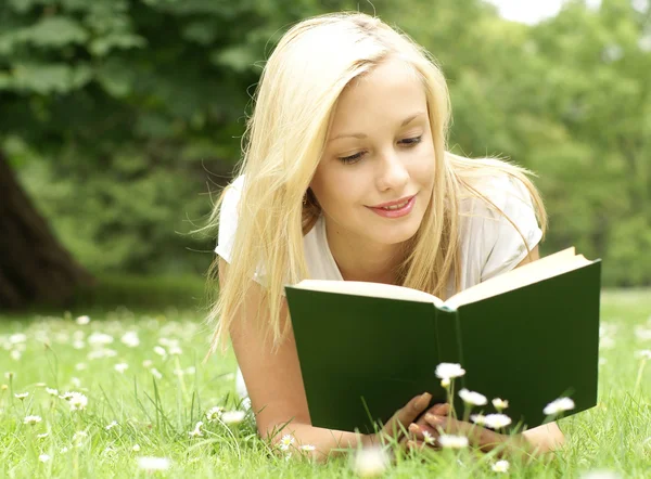 Young beautiful girl reading — Stock Photo, Image