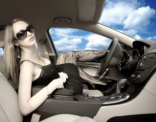 Femme sexy dans une voiture — Photo