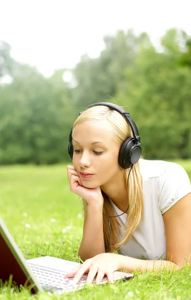 Jonge aantrekkelijke blond — Stockfoto