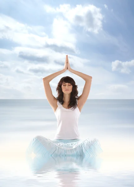 Jovem ajuste morena meditando — Fotografia de Stock