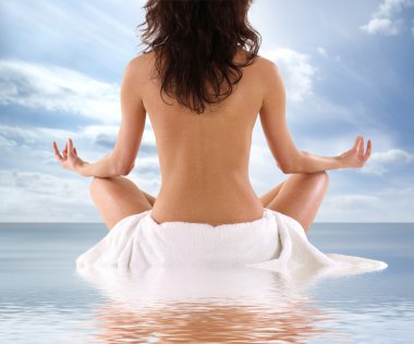 genç esmer meditasyon yerleştirmek