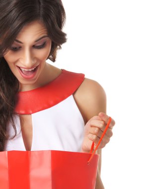 bazı alışveriş torbaları üzerinde beyaz izole olan güzel kadın