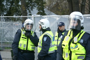 Polis memurları yakınındaki bronz asker tallinn Estonya 26.04.07