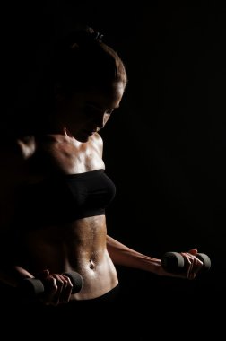 koyu arka plan üzerinde sportif göbek
