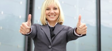 Çekici genç iş kadını.