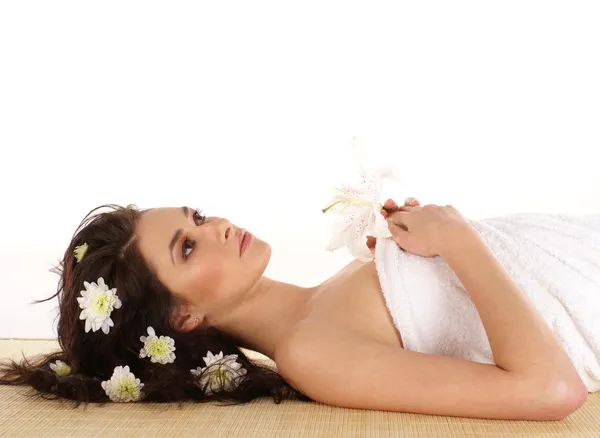 Çekici bir kadın üzerinde beyaz izole kaplıca tedavisi alma — Stok fotoğraf