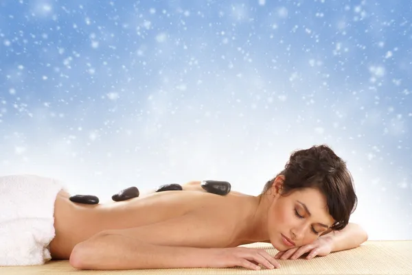 Attraktive Frau bekommt Wellness-Behandlung isoliert auf weiß (Christmas Concet) — Stockfoto