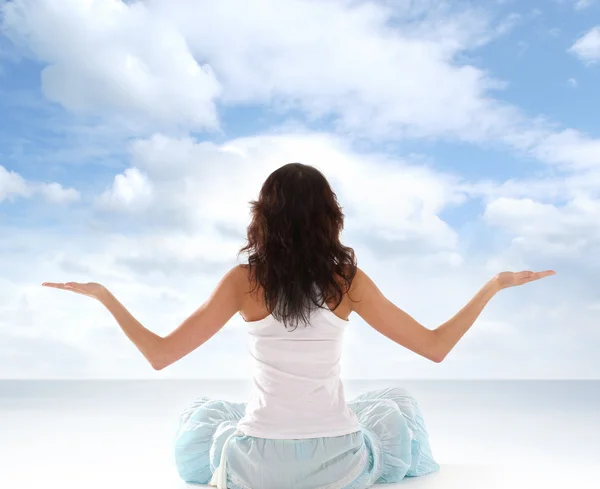 Jovem ajuste morena meditando — Fotografia de Stock