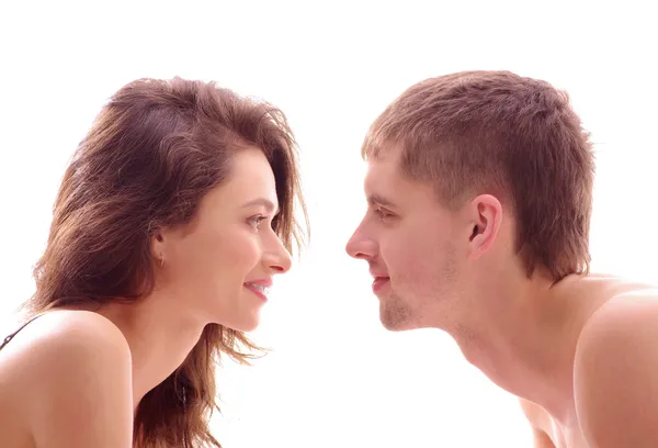 Jovem casal amoroso isolado no branco — Fotografia de Stock