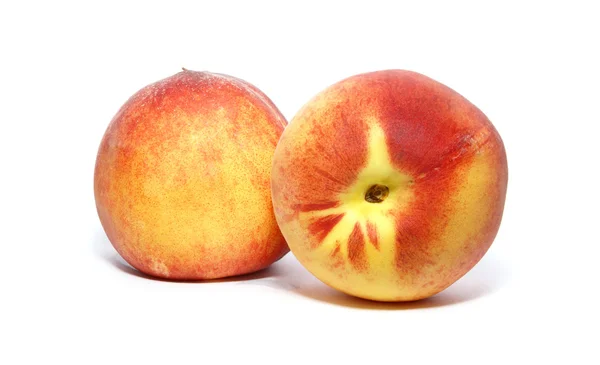 Персик изолирован на белом — стоковое фото