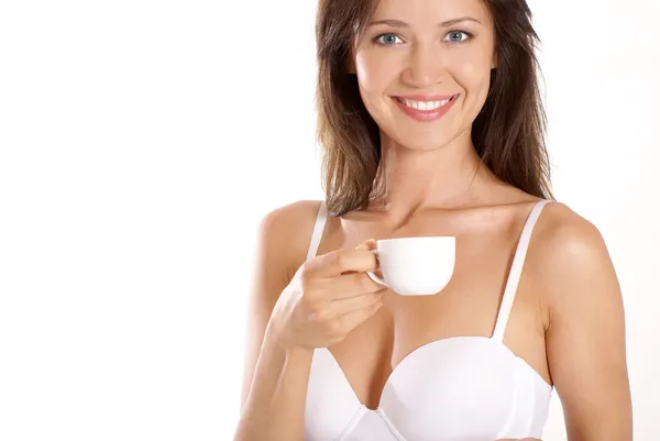 Ung brunett i sexiga underkläder dricka morgonkaffe — Stockfoto