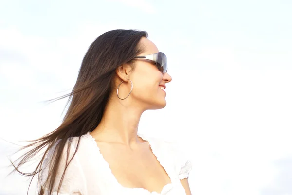 Retrato de jovem mulher feliz — Fotografia de Stock