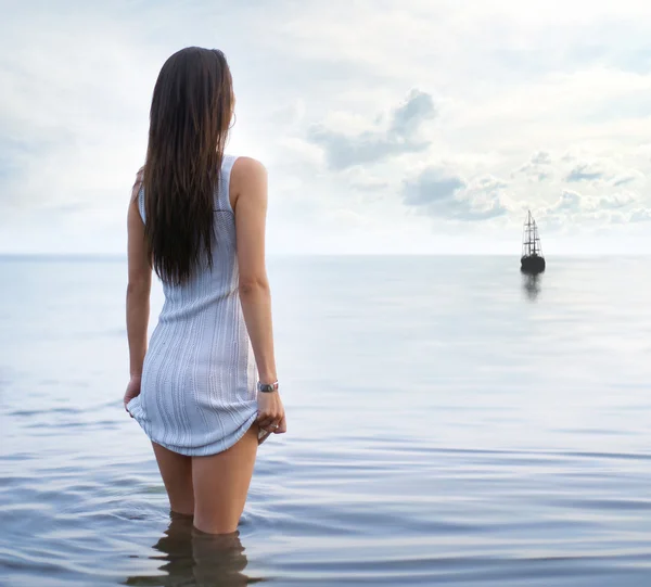 Νεαρή κοπέλα σέξι στο νερό — Φωτογραφία Αρχείου